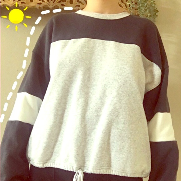 ✄ AMERICAN EAGLE Gray and Navy Blue Sporty Sweater